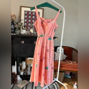 Vintage peach & floral swing dress W adjustable straps. Has pockets! 1960/1970